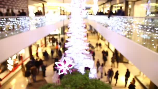 Εμπορικό κέντρο και χριστουγεννιάτικο δέντρο — Αρχείο Βίντεο