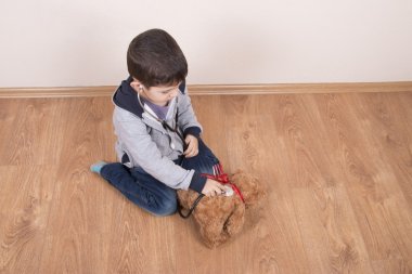 çocuk oyuncakları inceledi