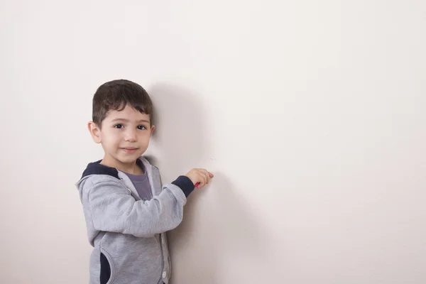 Jongen home muur tekenen — Stockfoto