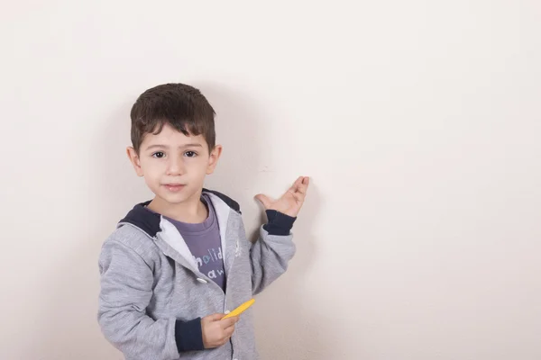 Chlapec nakreslit domů wall — Stock fotografie
