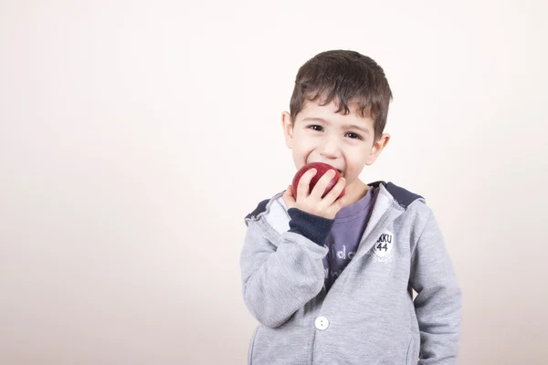 Jongen beet rode appel — Stockfoto