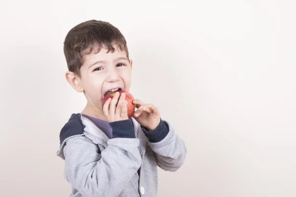 Jongen beet rode appel — Stockfoto