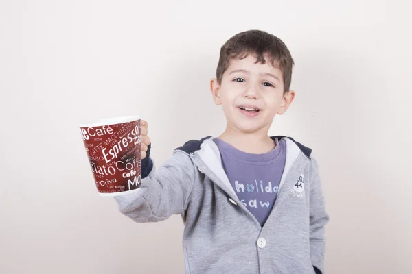 Pojke förlänga kaffekopp — Stockfoto
