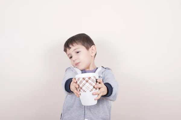 Chlapec rozšířit šálek kávy — Stock fotografie