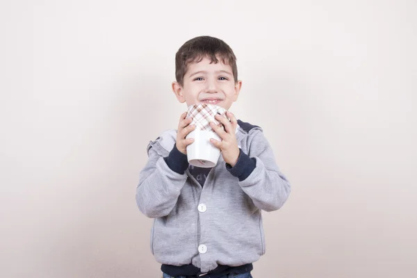 Jongen uitbreiden koffiekopje — Stockfoto