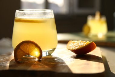 leamonade cam ahşap masa üzerinde