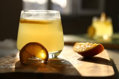 leamonade cam ahşap masa üzerinde