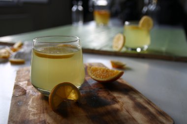 leamonade cam ahşap masa üzerinde