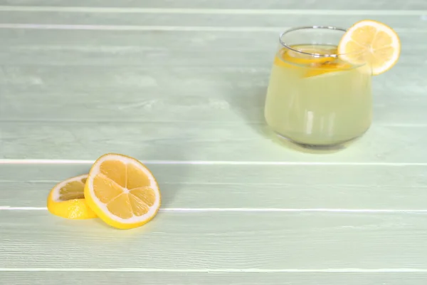 Vaso de limonada en la mesa — Foto de Stock