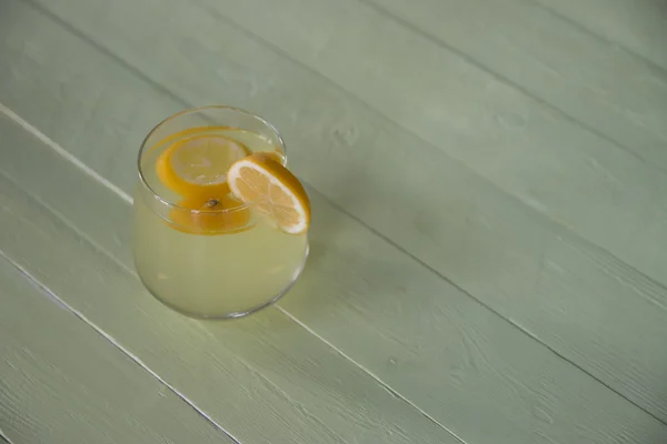 Limonáda sklo na stůl — Stock fotografie