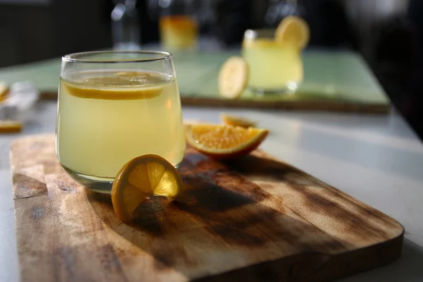 Vidrio de leamonade sobre mesa de madera — Foto de Stock