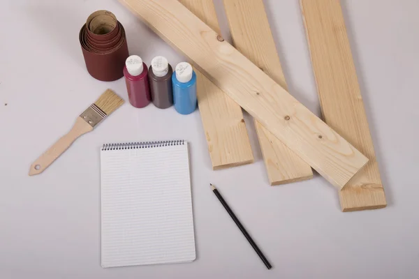 Madera y página vacía en la mesa — Foto de Stock