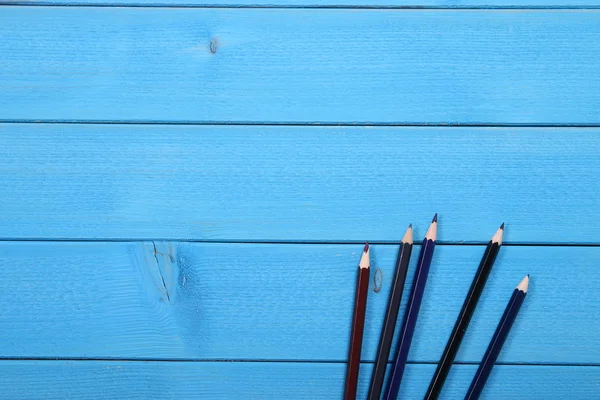 Crayon de couleur sur table bleue — Photo