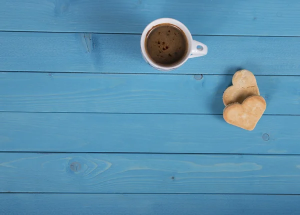 Печенье и кофе на синем столе — стоковое фото