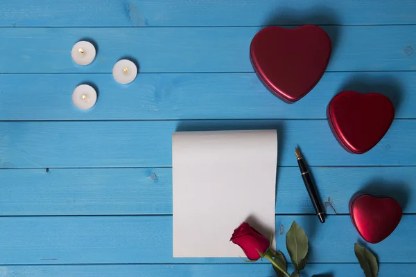 Libro y regalo para el día de San Valentín — Foto de Stock