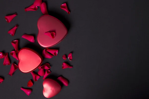 Rosenblätter und Herzform zum Valentinstag — Stockfoto