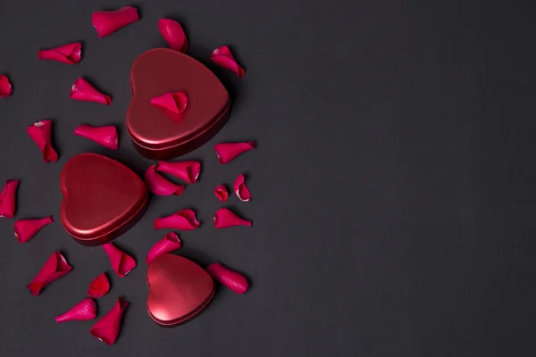 Herzform und Rosenblätter zum Valentinstag — Stockfoto
