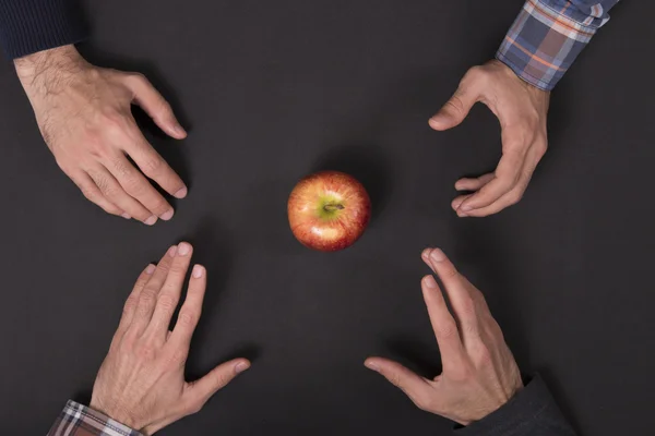 Руки и яблоко — стоковое фото