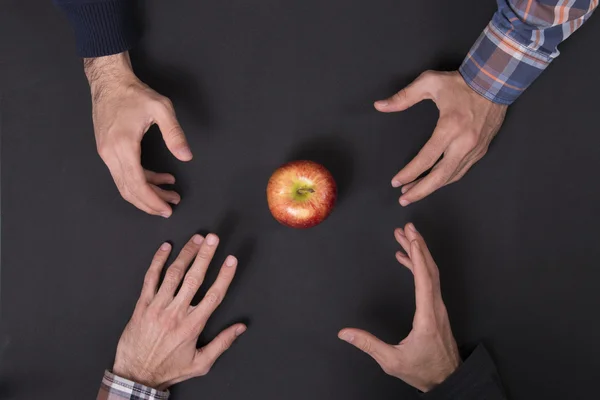 Ruce a apple — Stock fotografie