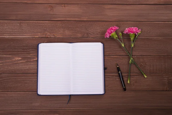 açık defter ve çiçek