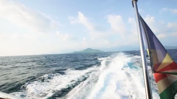 Сейшельский флаг, размахивающий на лодке — стоковое видео