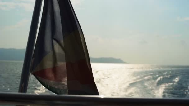 塞舌尔群岛国旗飘扬在船上 — 图库视频影像