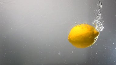 Bütün limon su altında bırakır. İzole