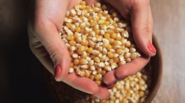 Kadının bir kasenin içine dökme pop corn eller.