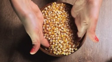 Kadının bir kasenin içine dökme pop Mısır el.