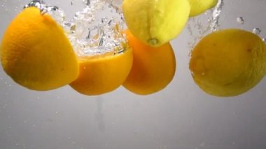 Limon ve portakal damla suya yavaş