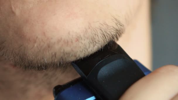 Man shave chin with electric shaver. — Stock Video