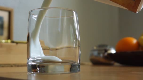 Verter la leche en el vaso en cámara lenta — Vídeo de stock