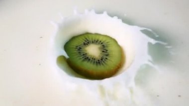 Kivi damla sütün içine parçası. Slowmotion
