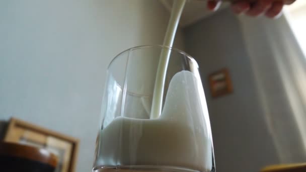 Verser le lait dans le verre au ralenti .