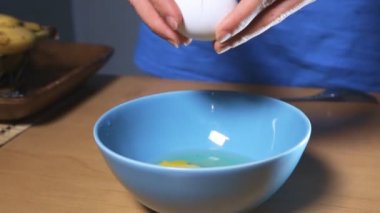 Yemek pişirmek için yumurta kırma el