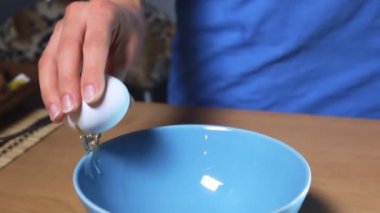 Yemek pişirmek için yumurta kırma el