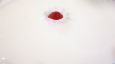 İki çilek süt düşmek