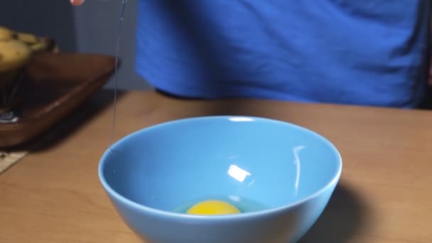 요리 달걀을 깨고 손 — 비디오