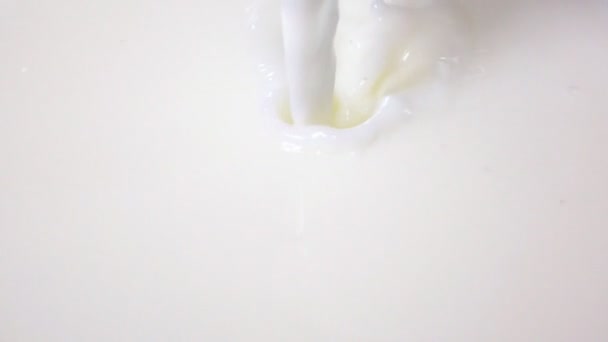 Выливание молока в молоко — стоковое видео