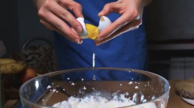 Yemek pişirmek için yumurta kırma el