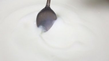 Kaşık bir süt karıştırma