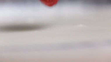 Çilek sütün içine düşer