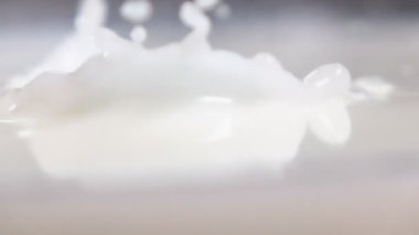 Çilek sütün içine düşer