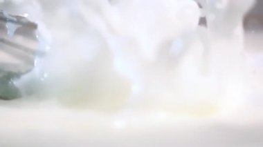 Blender ile süt çırpma