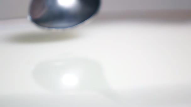 Scooping up susu dengan sendok — Stok Video