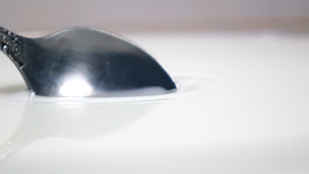用勺子挖出牛奶 — 图库视频影像
