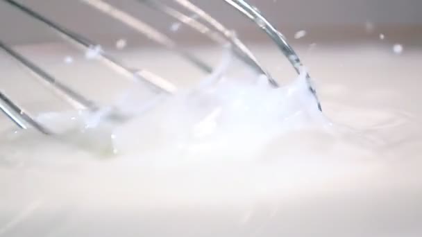Ανακατεύουμε το γάλα με μπλέντερ — Αρχείο Βίντεο