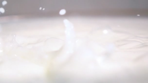 Karnen van melk in de kom — Stockvideo