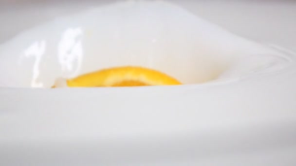 Апельсиновые капли в молоко — стоковое видео