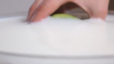 Yeşil elma sütten çekerek